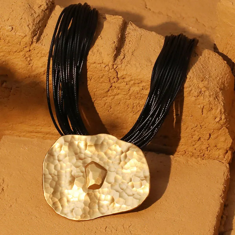 Colar Boho Statement Cordão Preto Pingente Martelado Dourado | By Mireva