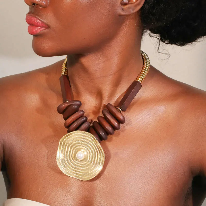 Colar Geometria Statement – Elegância Vintage em Madeira e Metal