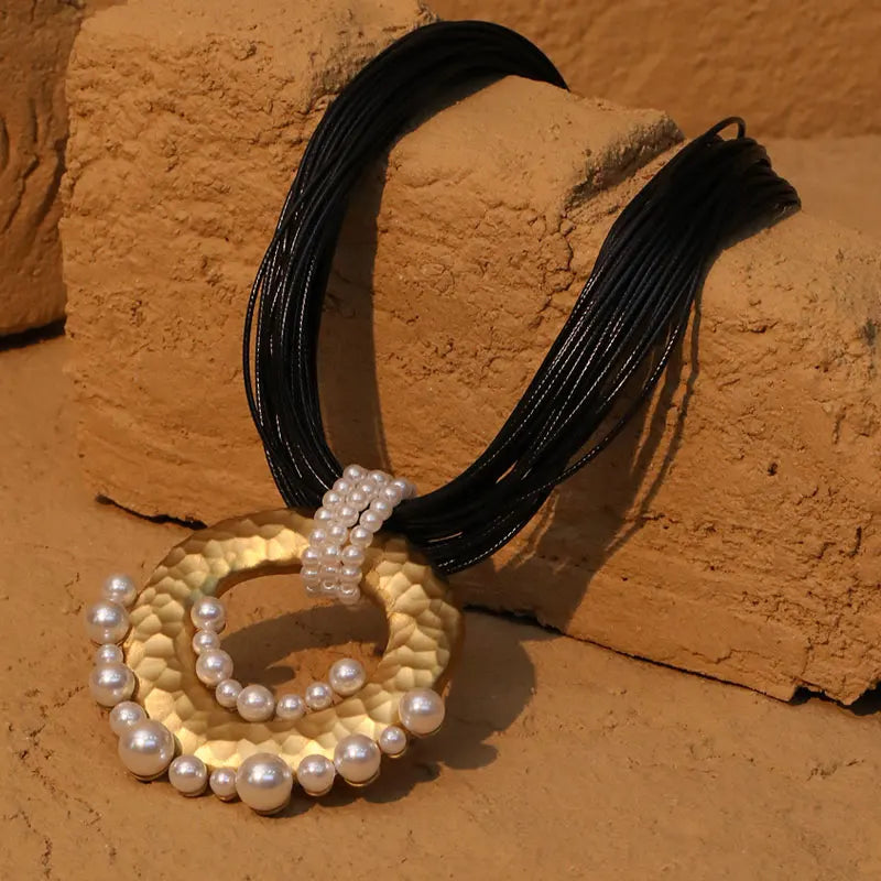 Colar Statement Preto & Dourado com Pérolas | By Mireva