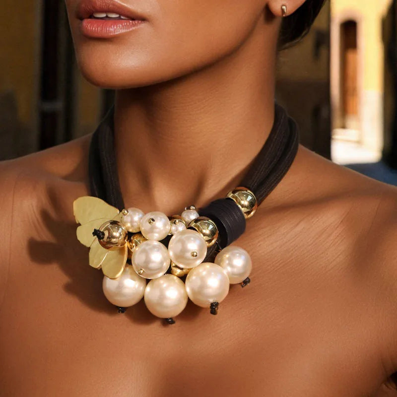 Colar Belle Doré – Pérolas e Detalhes Dourados com Design Floral | By Mireva