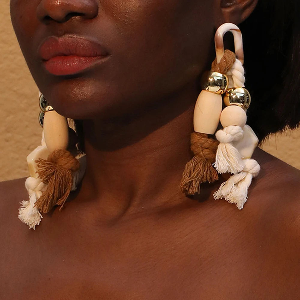 Brinco Longo Statement Boho — Miçangas Douradas, Madeira & Cordão, Artesanal e Leve