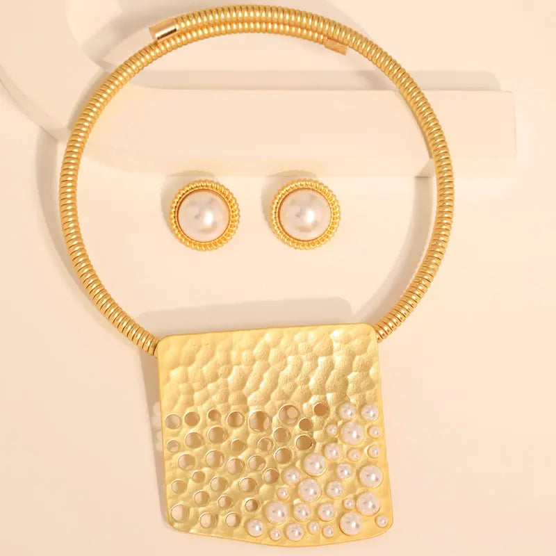 Colar & Brincos Placa Dourada com Pérolas | By Mireva