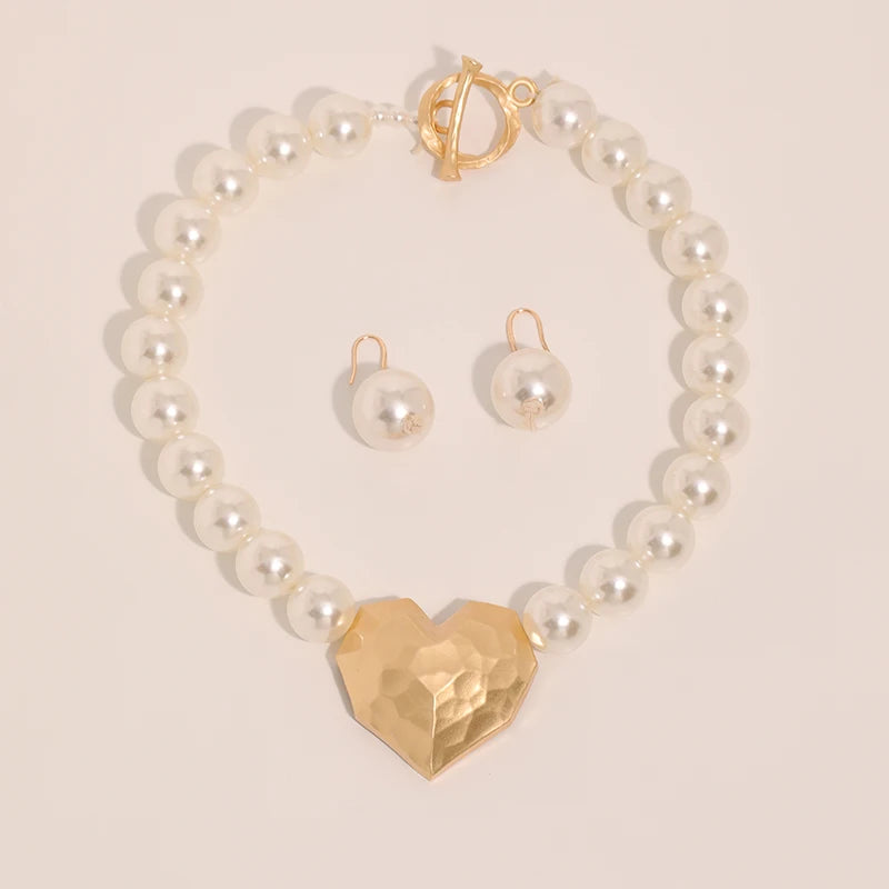 Colar Pérolas com Coração Dourado
