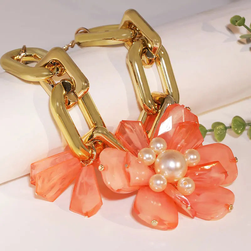 Colar Maxi Dourado com Flores em Acrílico Coral e Pérolas