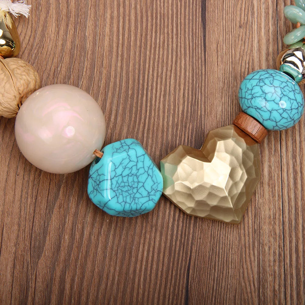 Colar Boho com Contas e Pingente de Coração