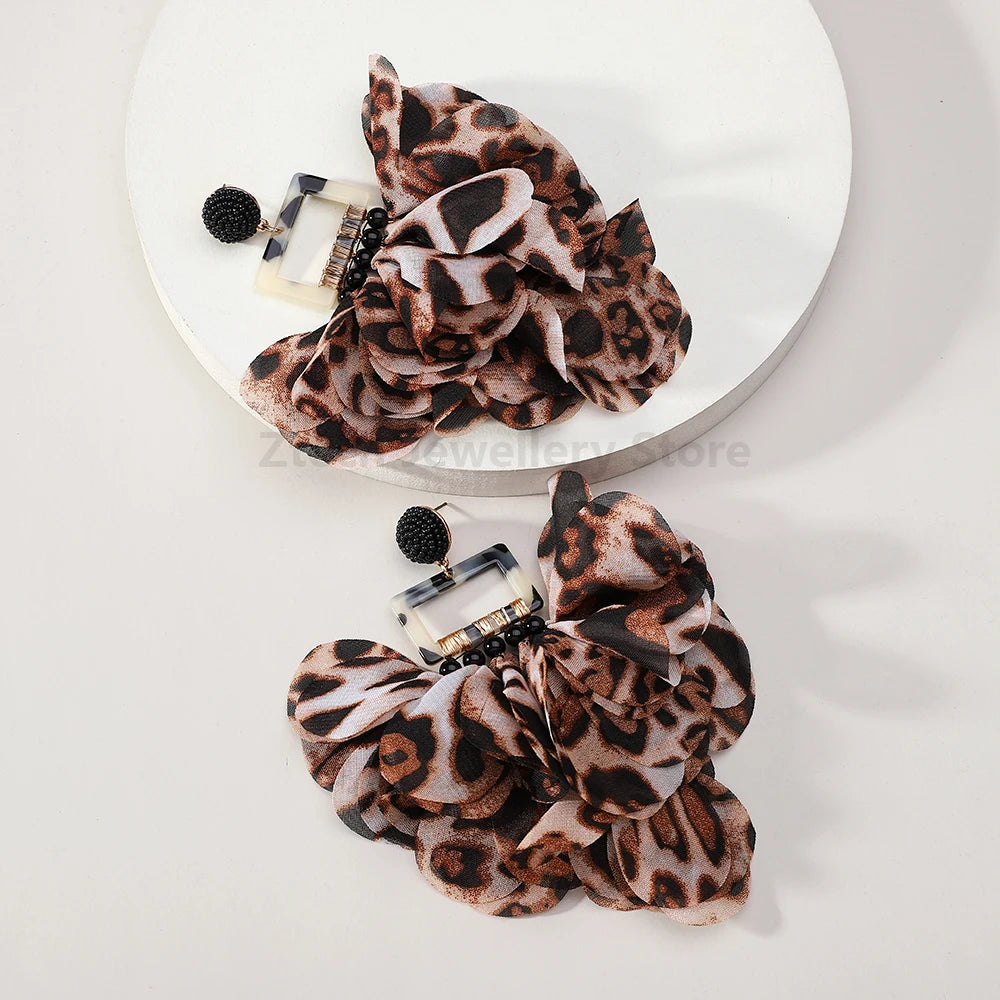 Brincos Étnicos Elegantes com Flor em Tecido