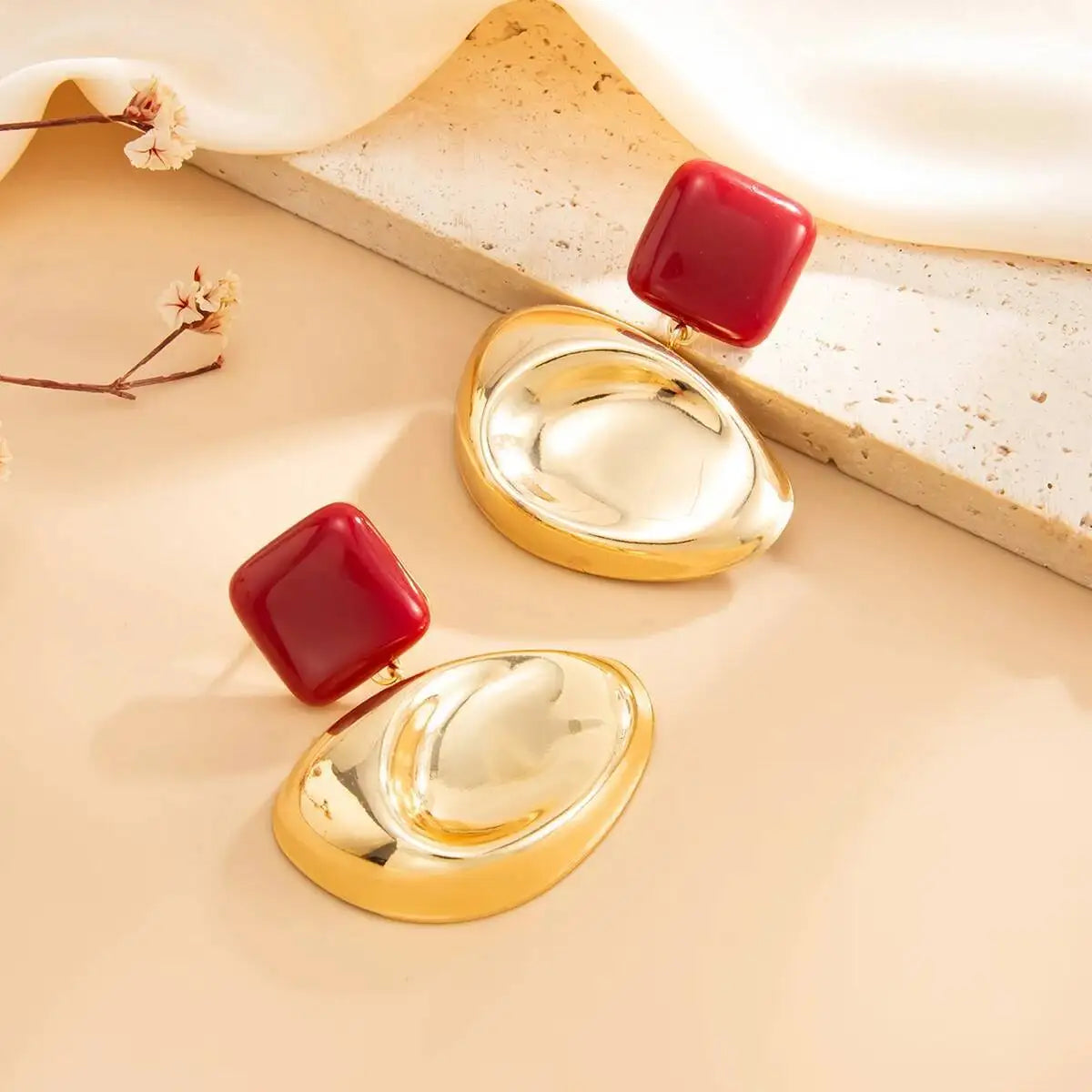Brinco Dourado com Resina Vermelha e Design Orgânico