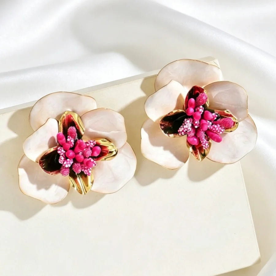 Brinco Maxi Flor Perolada com Detalhes Rosa