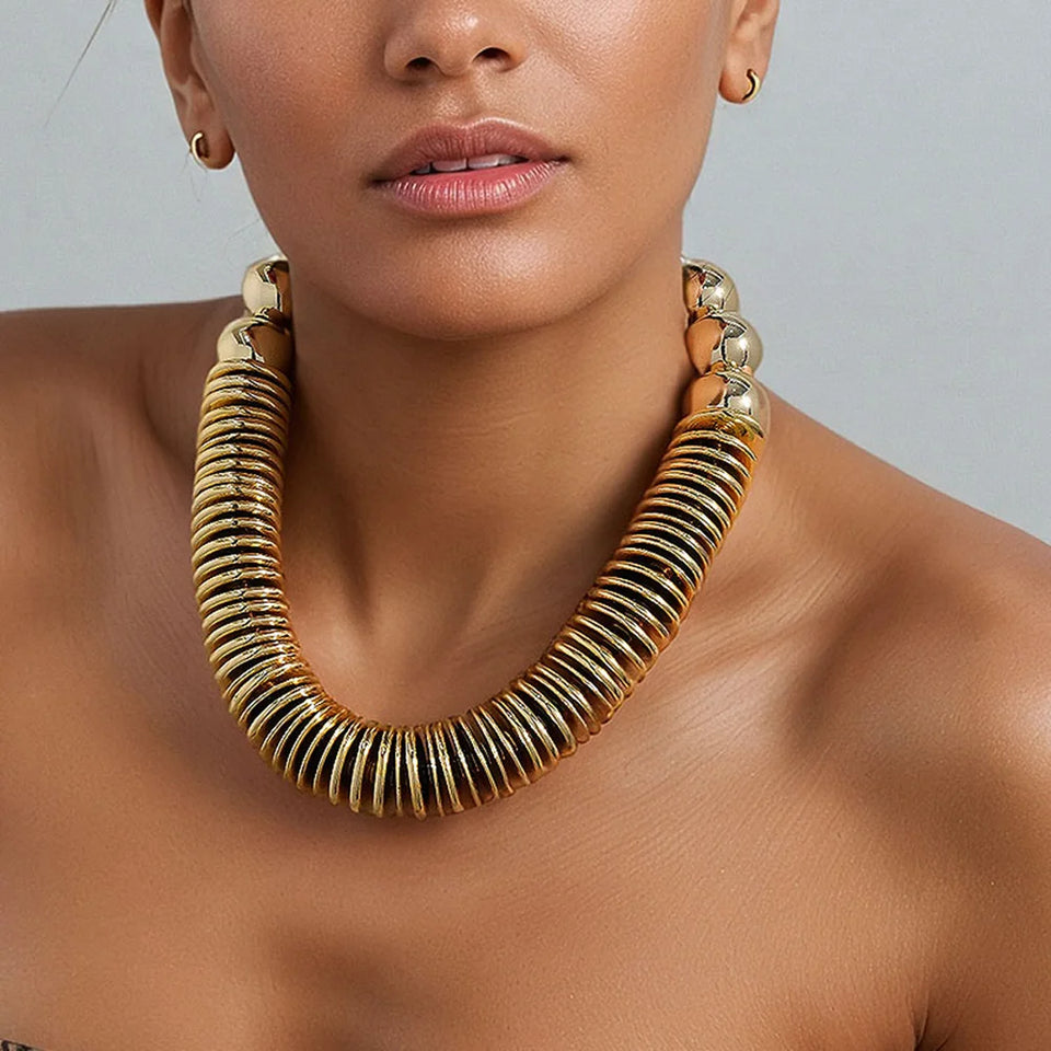 Colar Statement Discos Dourados Esferas Lisos | By Mireva