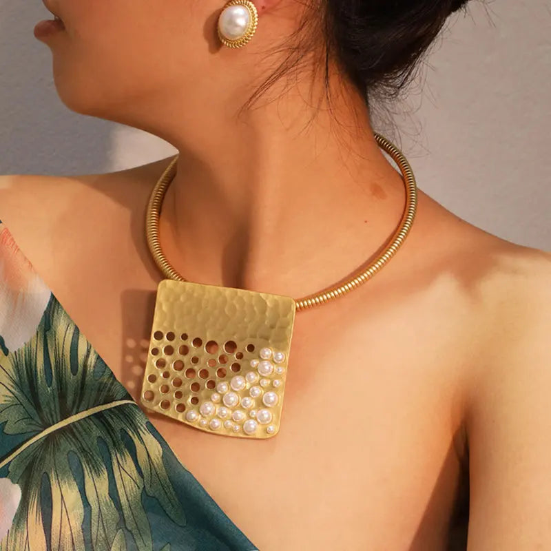 Colar & Brincos Placa Dourada com Pérolas | By Mireva