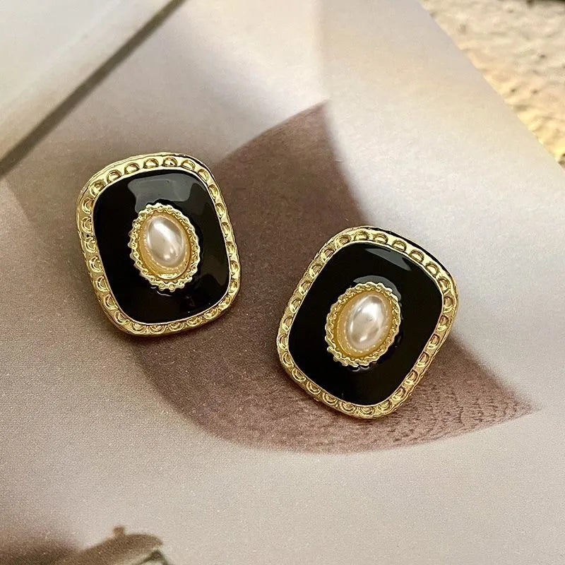Brinco Dourado Preto com Pérola Central