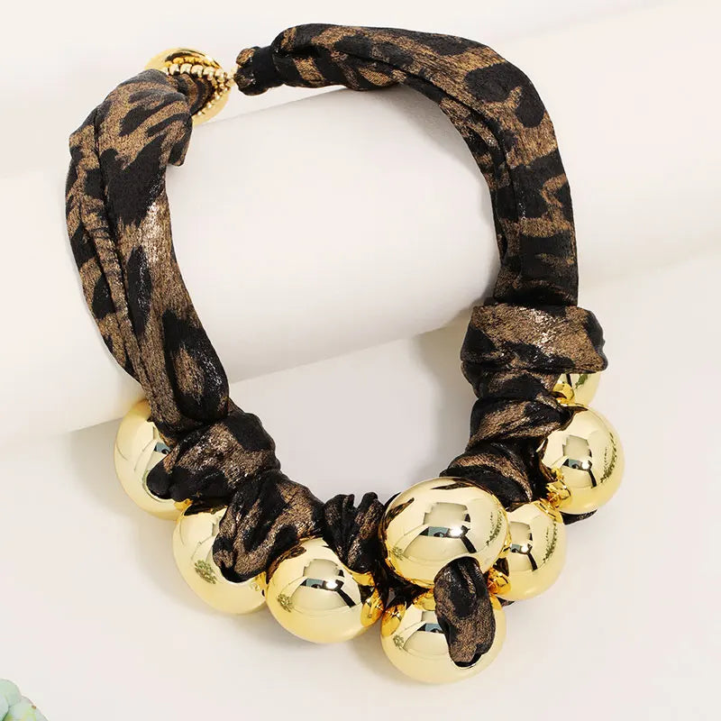 Colar com Pingente Floral e Bolas