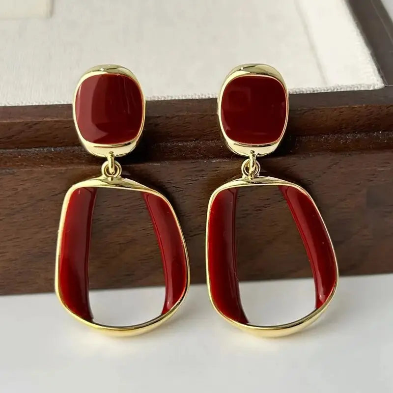 Brinco Geométrico Vazado Branco & Vinho | By Mireva