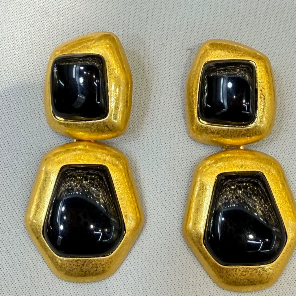 Brinco Geométrico Dourado com Resina Vinho