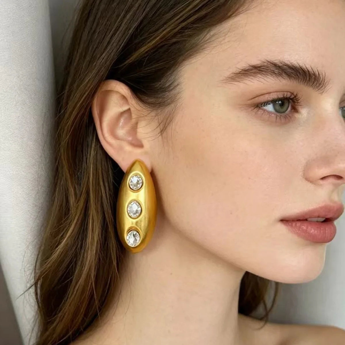 Brinco Maxi Dourado com Pedras Pretas