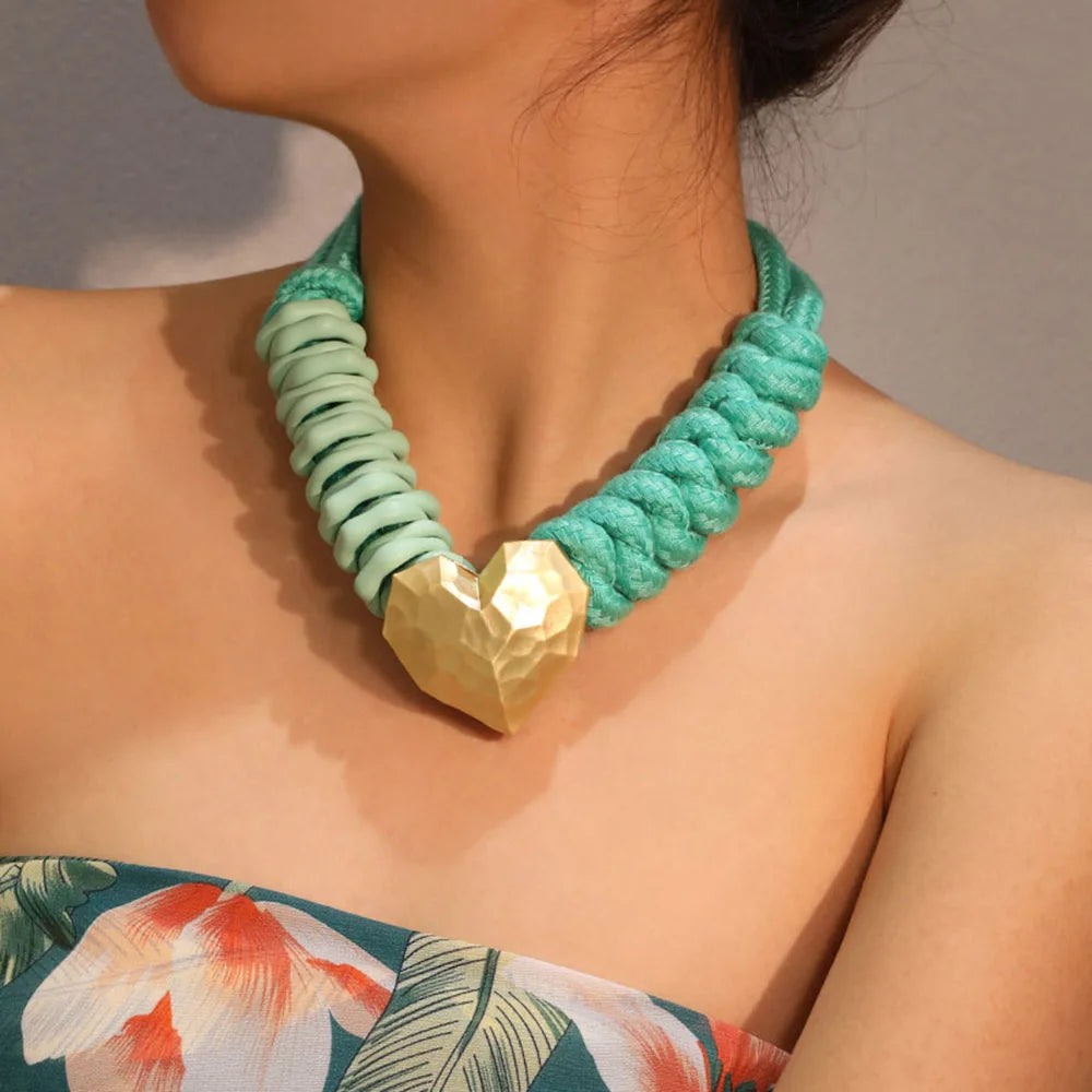 Colar de Cordas e Contas com Pingente de Coração