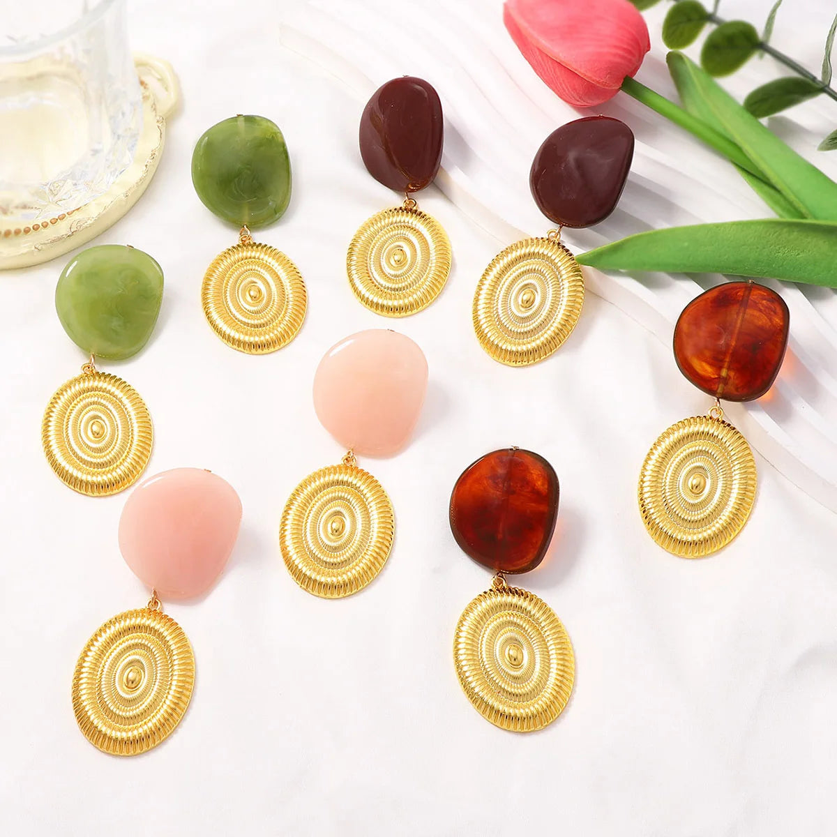 Brinco Geométrico Dourado com Pedra Marrom e Medalhão Texturizado