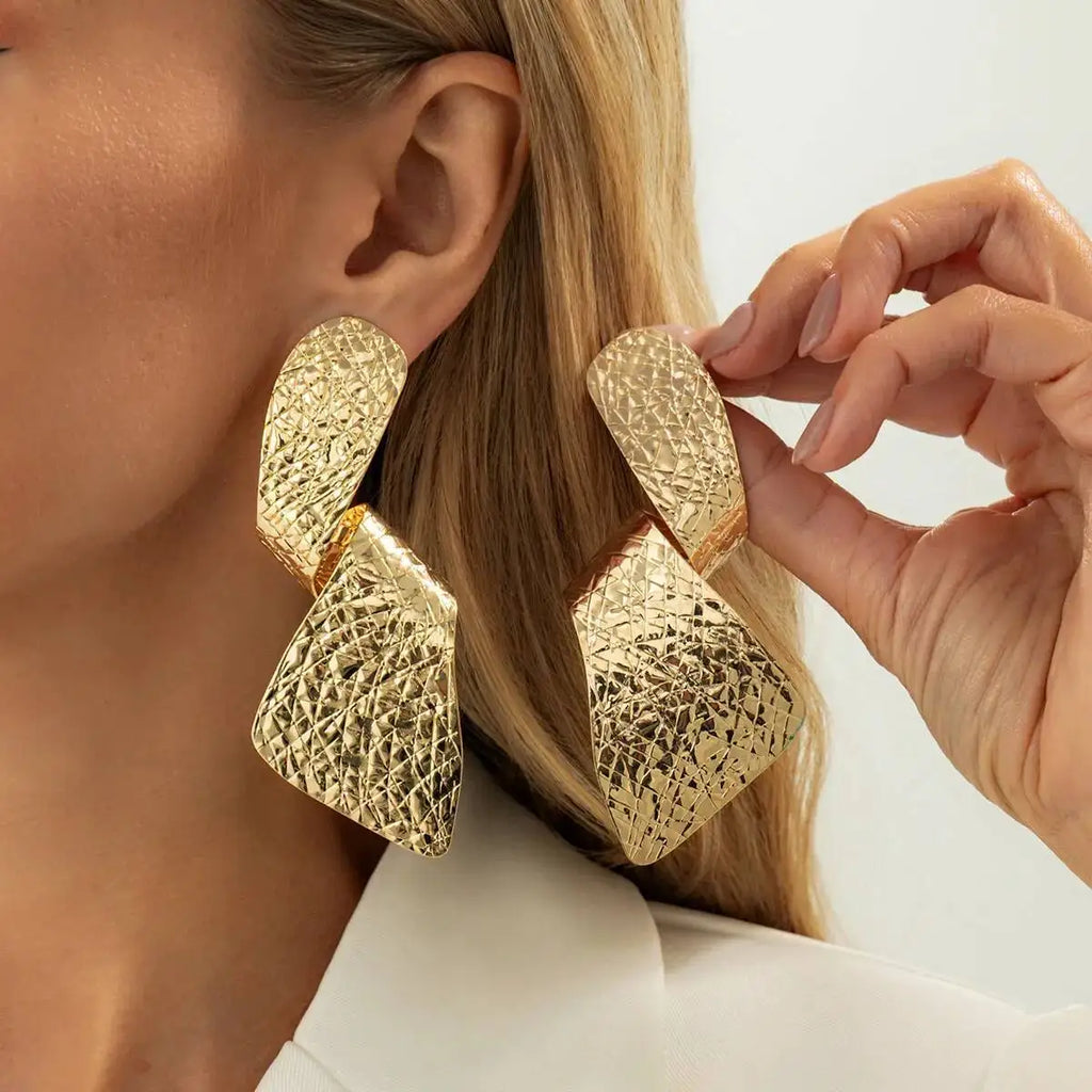 Par de Brincos Punk Irregular Martelado Dourado | By Mireva