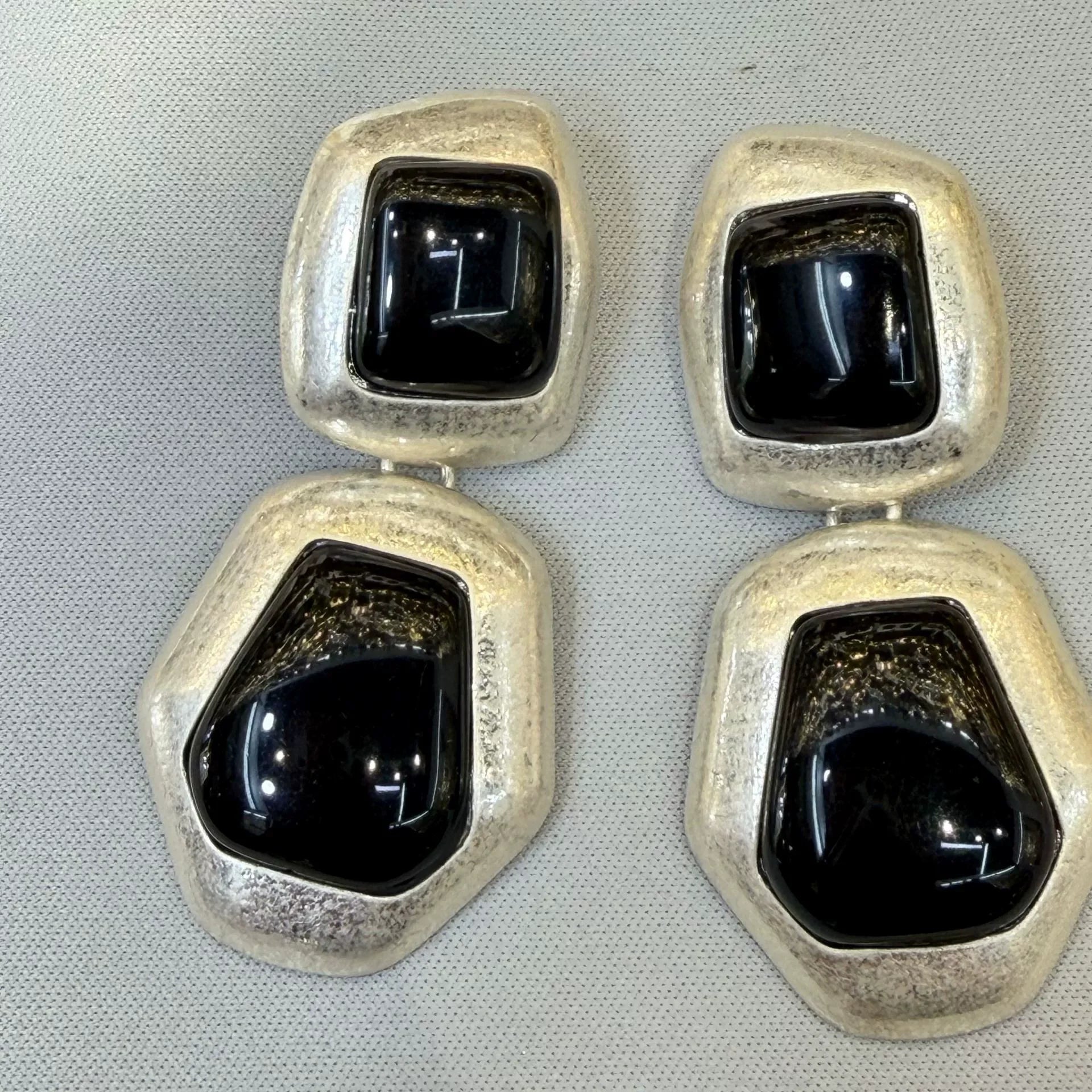 Brinco Geométrico Dourado com Resina Vinho