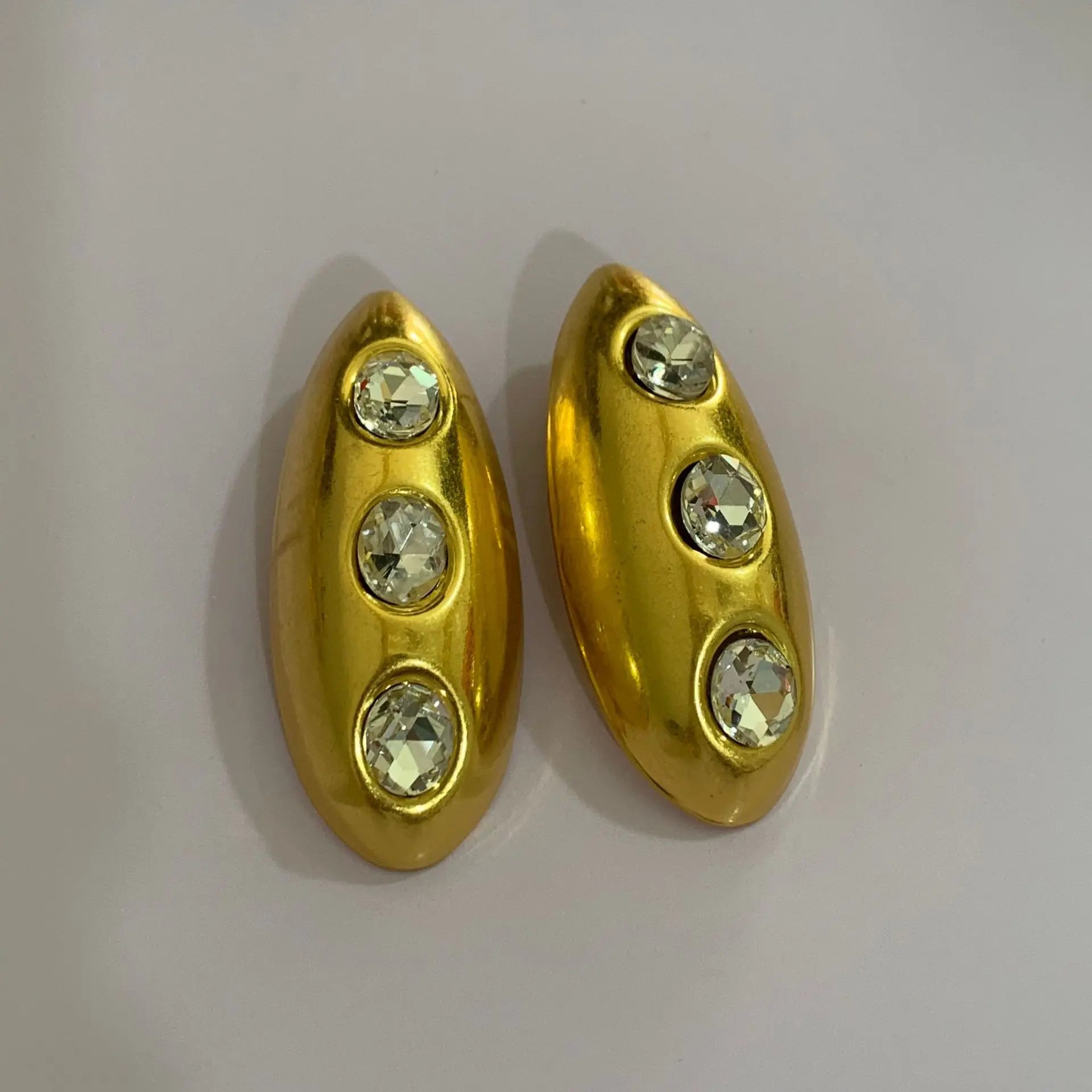 Brinco Maxi Dourado com Pedras Pretas