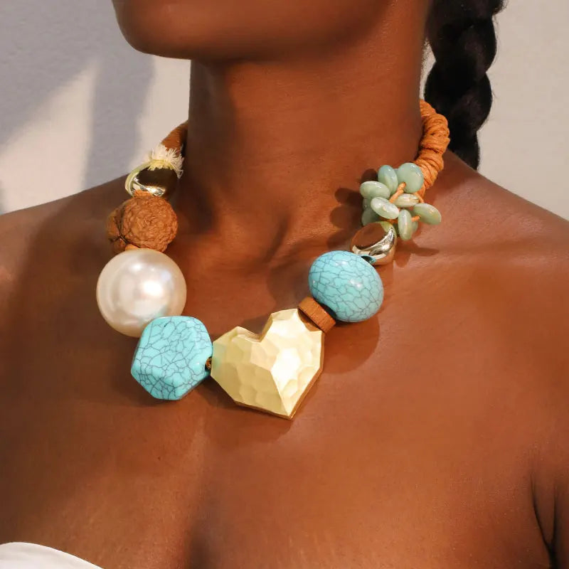 Colar Boho com Contas e Pingente de Coração