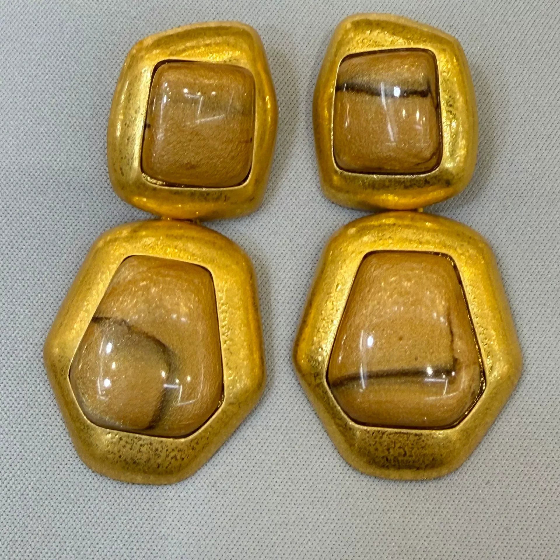 Brinco Geométrico Dourado com Resina Vinho