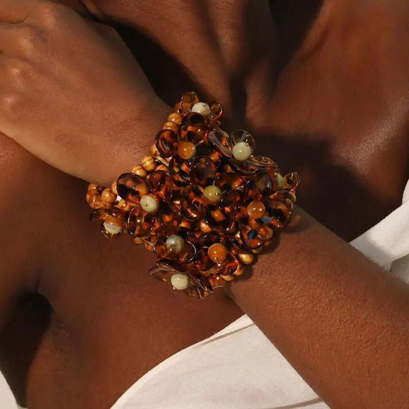 Pulseira Statement Madeiras & Flores — Maxi Pulseira Artesanal com Detalhe Floral