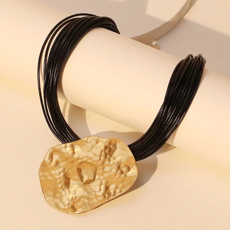 Colar Boho Statement Cordão Preto Pingente Martelado Dourado | By Mireva