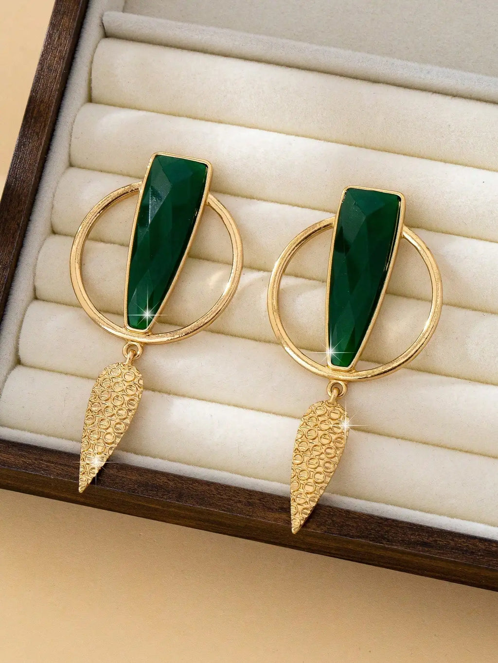 Brinco Maxi Dourado com Pedra Verde Geométrica