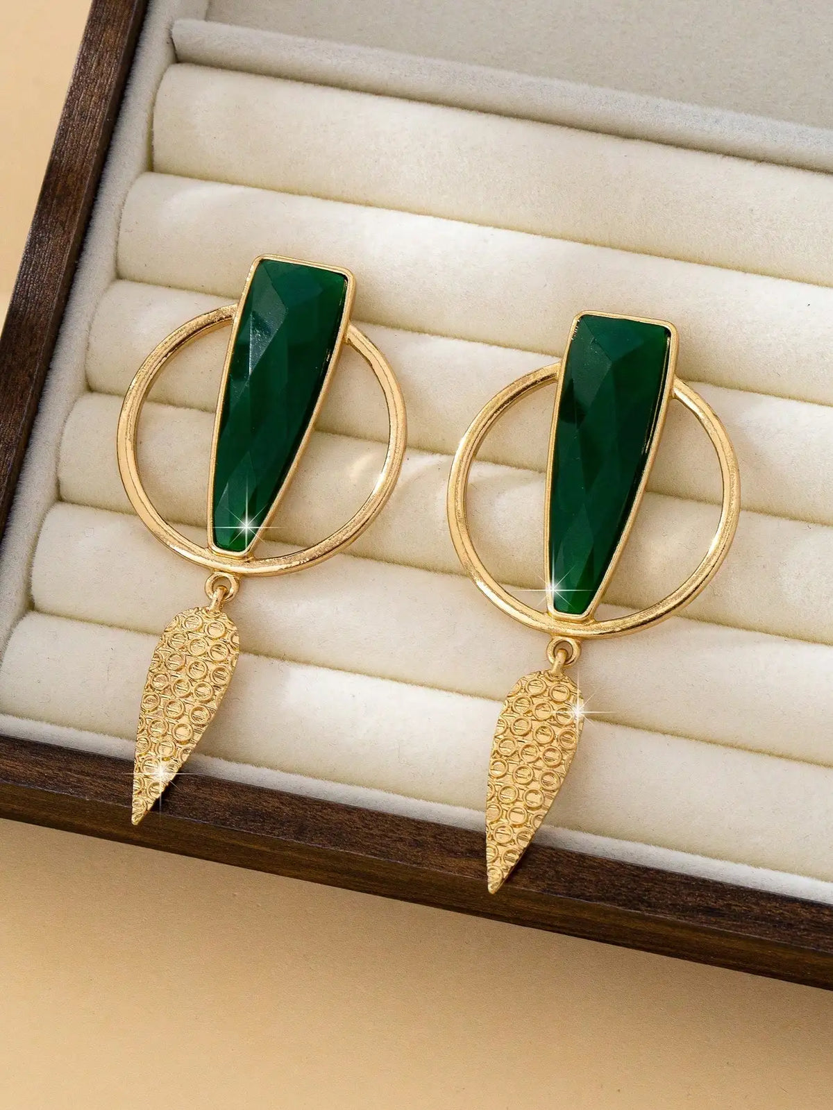 Brinco Maxi Dourado com Pedra Verde Geométrica