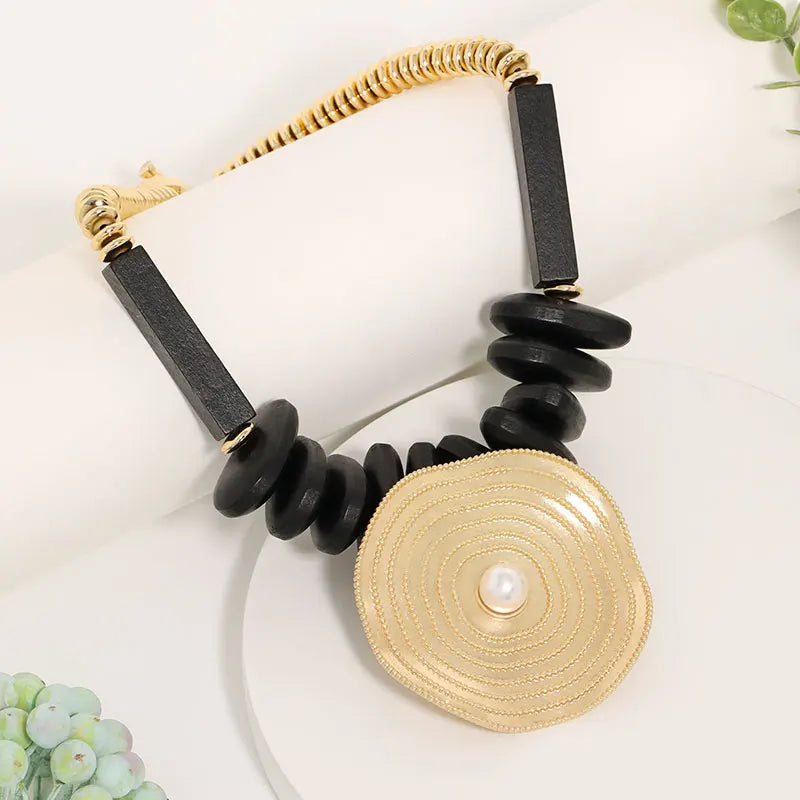 Colar Geometria Statement – Elegância Vintage em Madeira e Metal