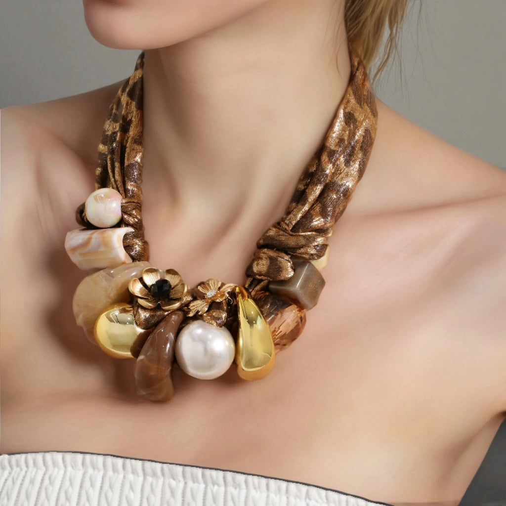 Colar com Lenço de Seda Estilo Retrô