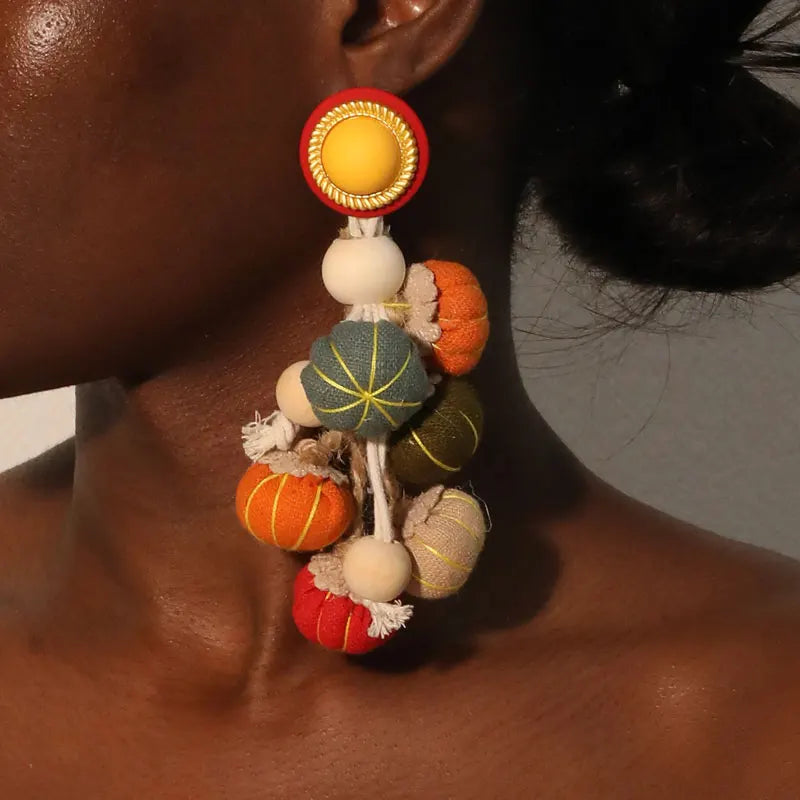 Brinco Boho Étnico Colorido — Bolinhas de Tecido Artesanal, Longo e Leve