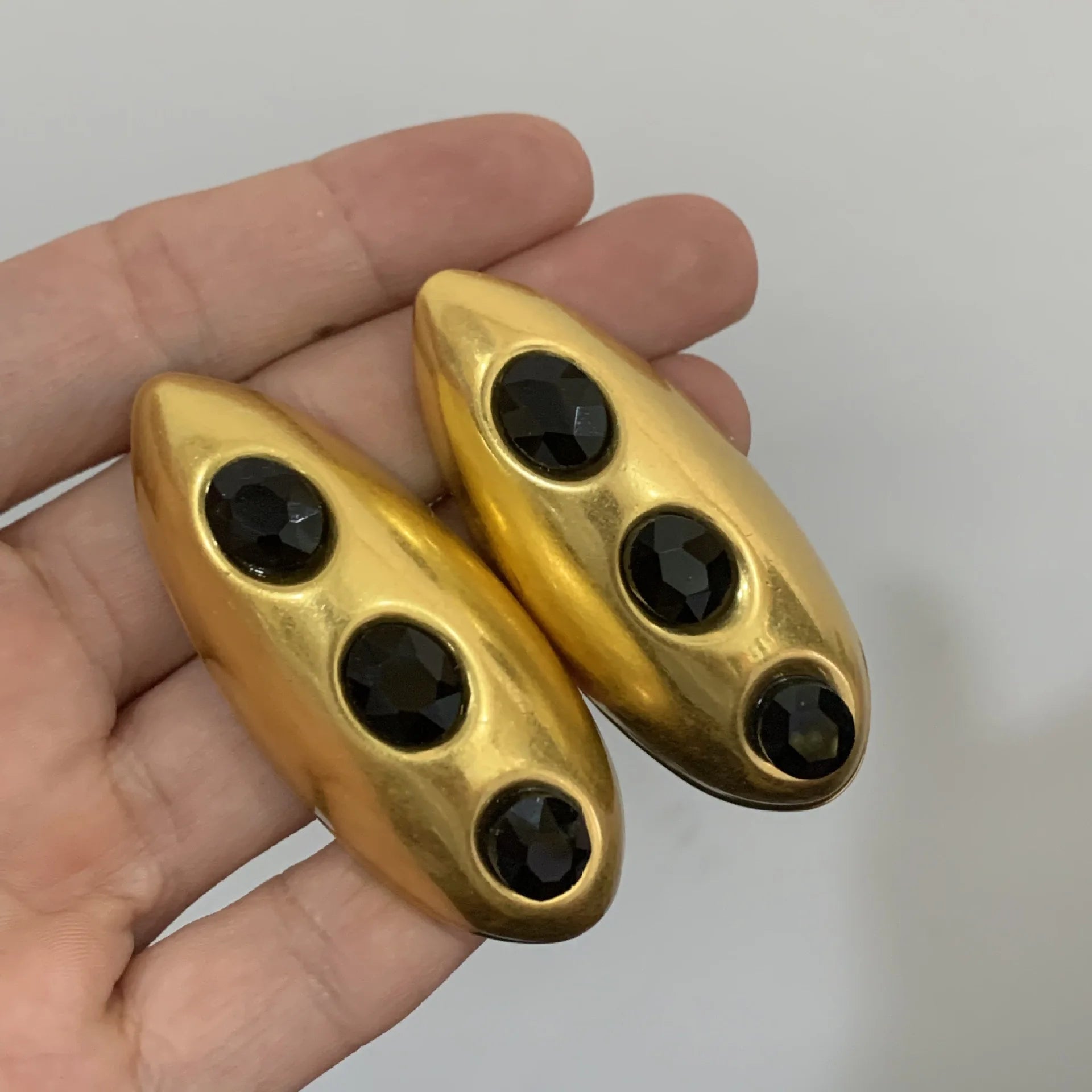 Brinco Maxi Dourado com Pedras Pretas