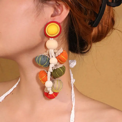 Brinco Boho Étnico Colorido — Bolinhas de Tecido Artesanal, Longo e Leve