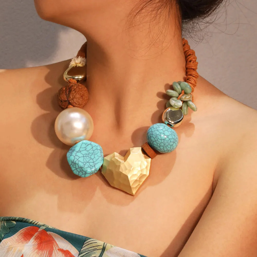 Colar Boho com Contas e Pingente de Coração