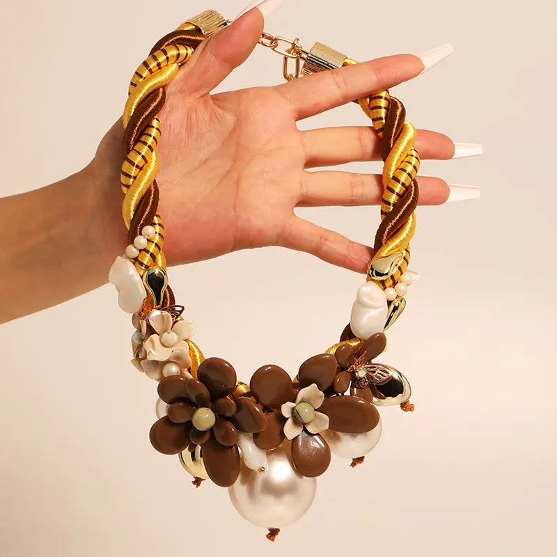 Colar Boho com Design de Flores e Pérolas
