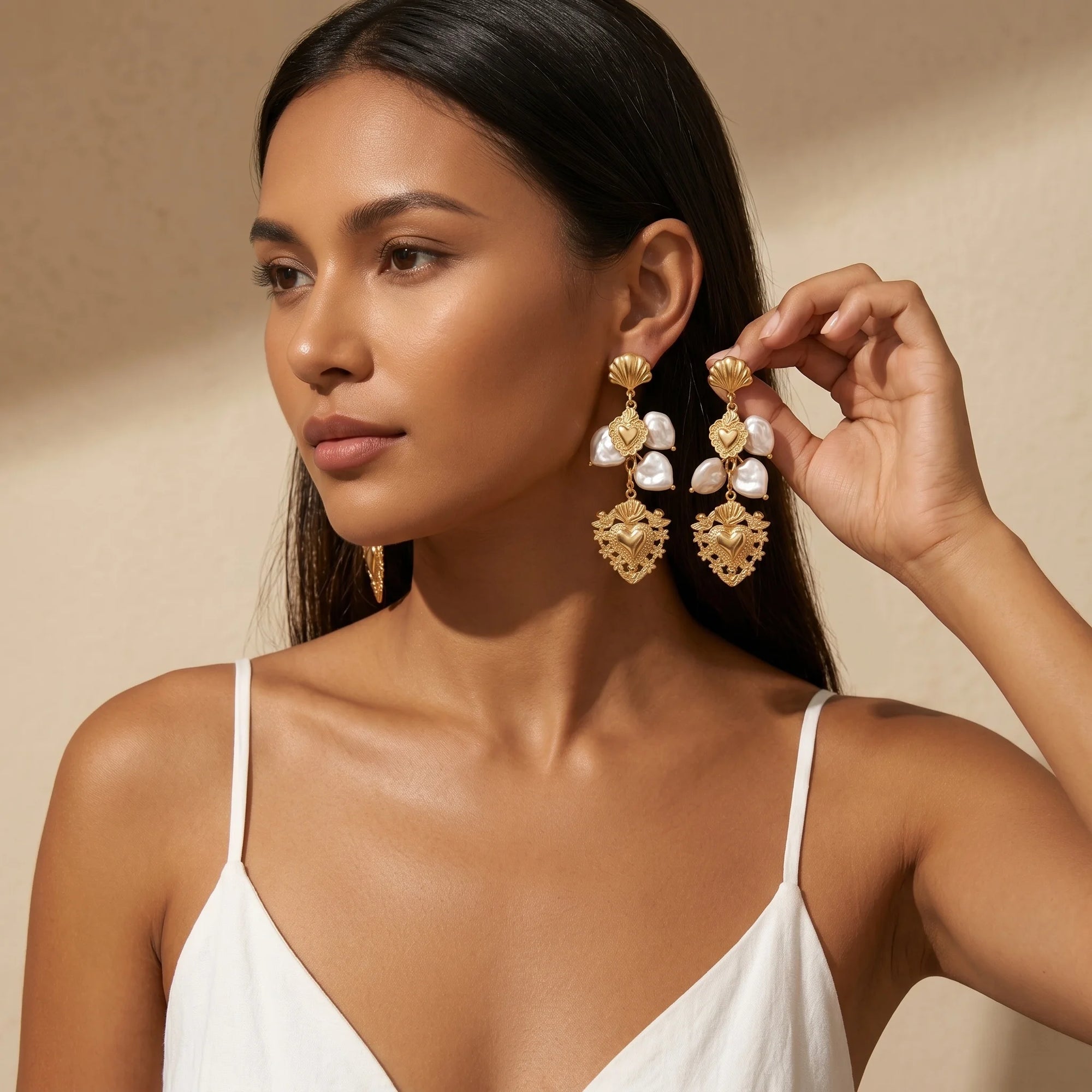 Brinco Dourado com Pérolas Barrocas e Coração