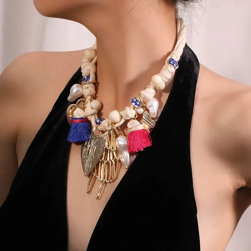 Colar Boho com Contas e Pingentes de Coração