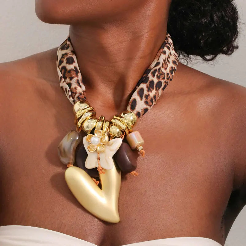 Colar com Pingente de Coração e Estampa de Leopardo