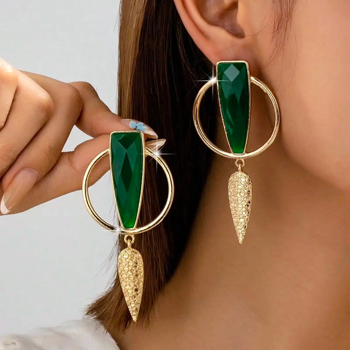 Brinco Maxi Dourado com Pedra Verde Geométrica