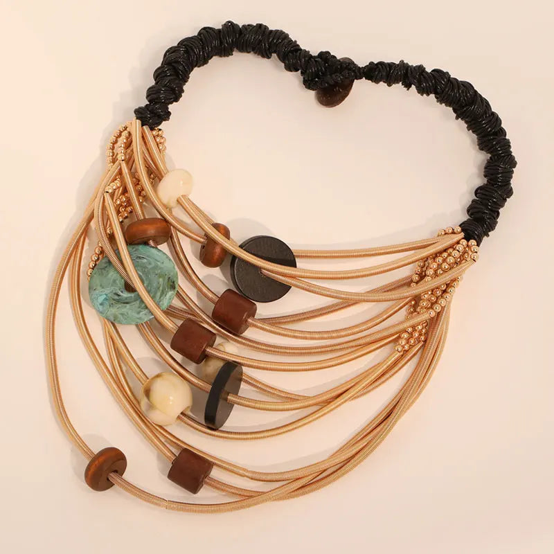 Colar com Correntes e Contas Exageradas