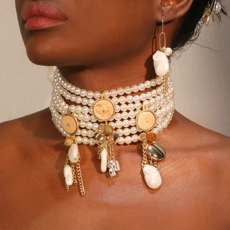 Choker de Pérolas Vintage com Pingentes Dourados + Brincos