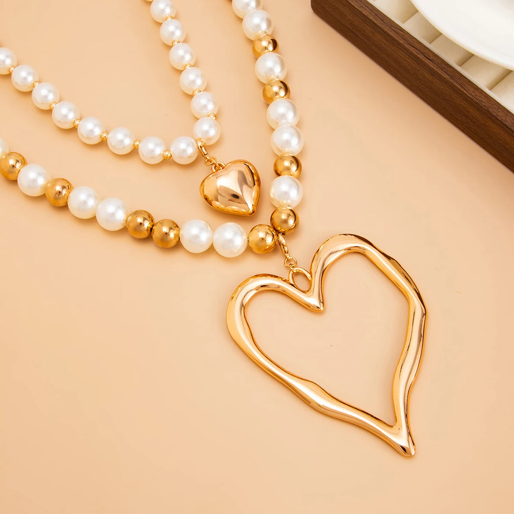 Colar Duplo de Pérolas com Pingente de Coração Dourado