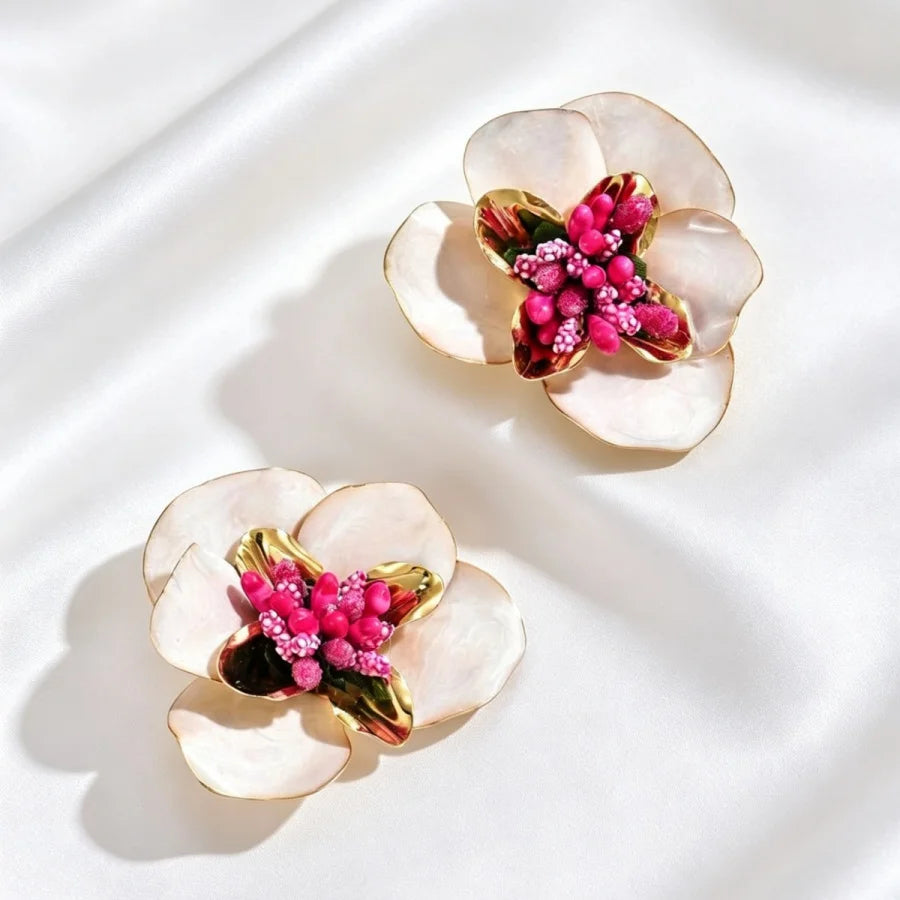Brinco Maxi Flor Perolada com Detalhes Rosa