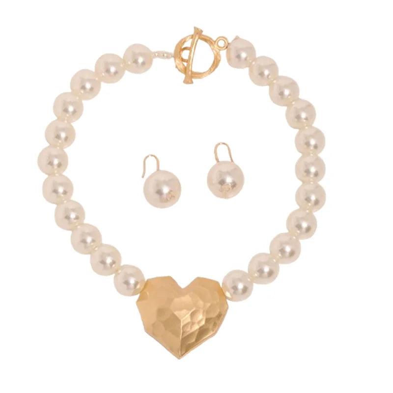 Colar Pérolas com Coração Dourado