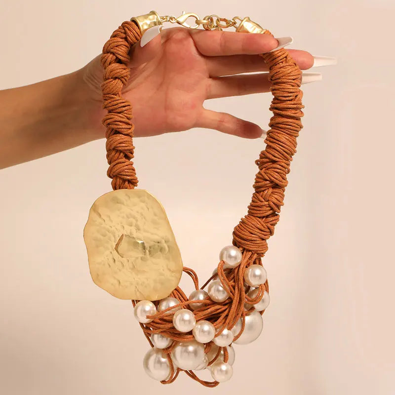 Colar Maxi Dourado com Pérolas e Detalhe Artesanal