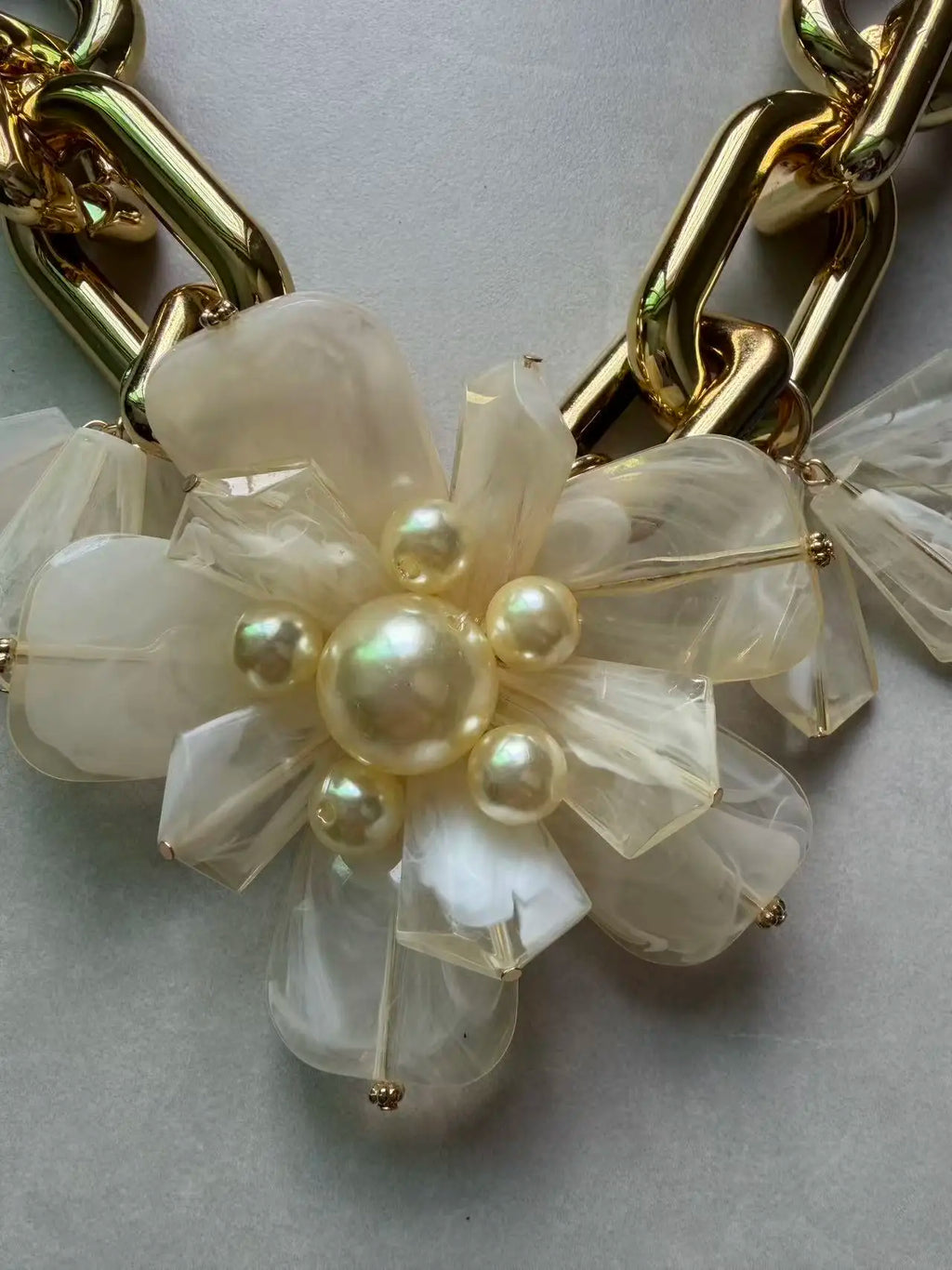 Colar Maxi Dourado com Flores em Acrílico Coral e Pérolas