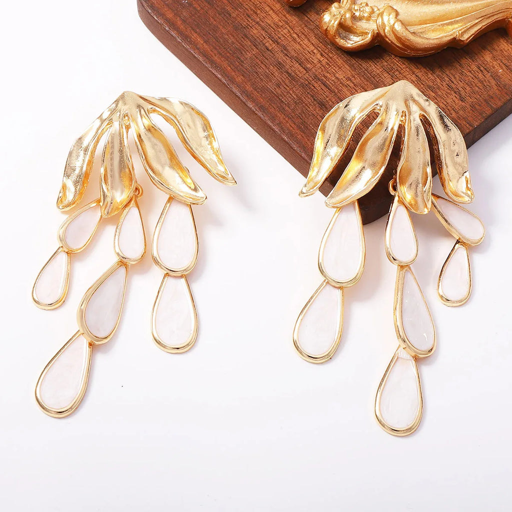 Brinco Cascata de Folhas Douradas com Gotas Peroladas