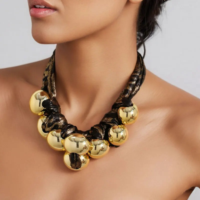 Colar com Pingente Floral e Bolas